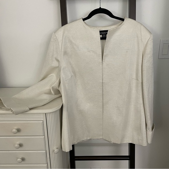 Jones New York Jackets & Blazers - 🇨🇦Jones New York. Gorgeous blazer! Size 22. Cream coloured.